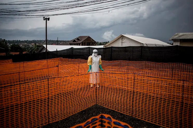Un trabajador médico vistiendo un traje de bioseguridad en un centro de tratamiento de ébola en Bunia, en la República Democrática del Congo, en noviembre de 2018.
