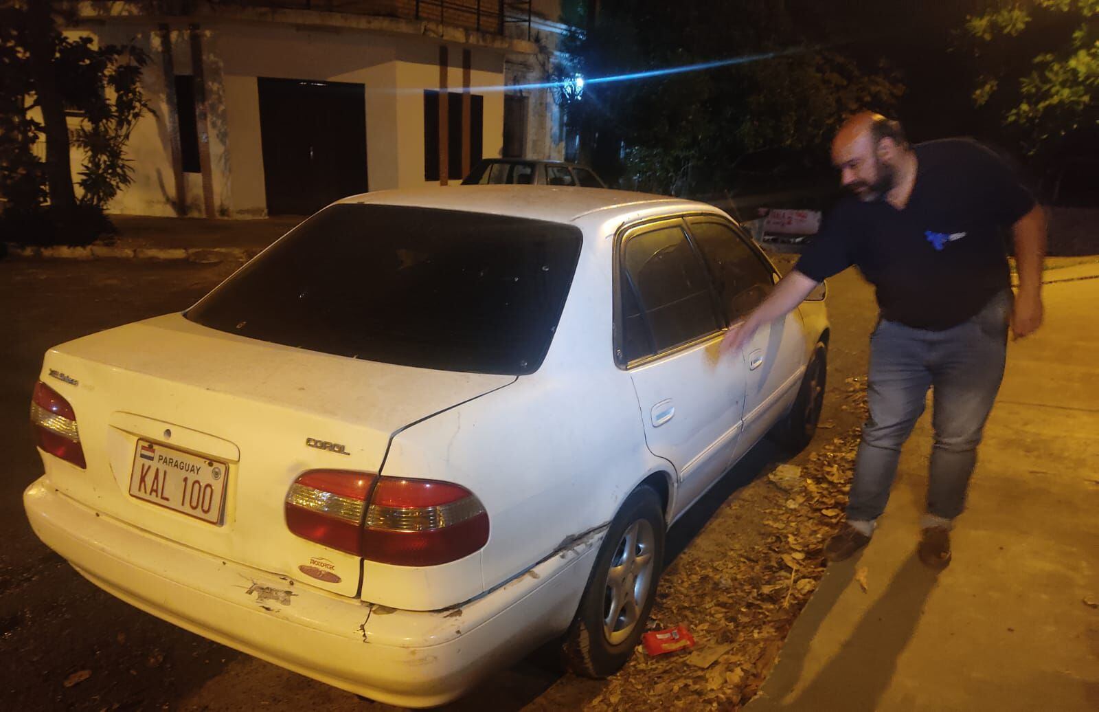 Julio Dávalos muestra su vehículo tras el hurto.