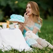 La cumpleañera Gaby Ovelar posando con tu torta y el tierno conejito blanco.