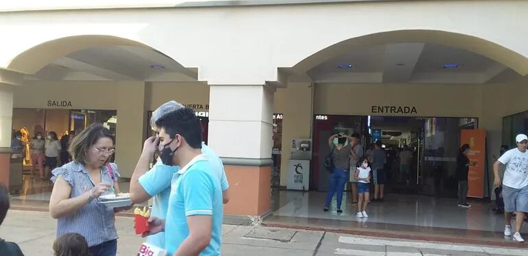 Bomberos voluntarios lograron contener un principio de incendio registrado en el Pinedo Shopping.