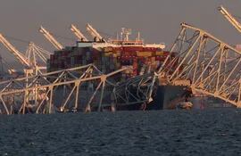 Se muestra un buque de carga después de chocar y colapsar el puente Francis Scott Key el 26 de marzo de 2024 en Baltimore, Maryland.