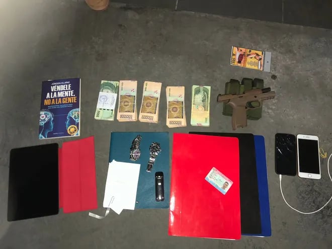Dinero y objetos incautados durante el allanamiento al motel Wish, donde fue rescatado un adolescente, víctima de trata.