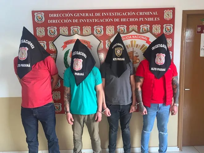 Cuatro presuntos integrantes de una banda de tortoleros fueron detenidos este viernes en Ciudad del Este. Tres de ellos son de nacionalidad chilena.