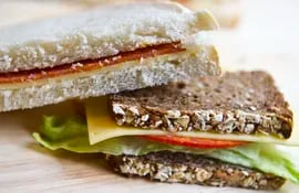 Pan integral con queso y un sandwich de tostadas. El consumo de cereales integrales es preferible al de alimentos procesados con aditivos.