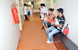 pacientes-esperan-ser-atendidos-en-el-area-de-pediatria-del-hospital-regional-el-sanatorio-esta-intervenido--212209000000-1036664.jpg