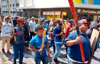Marcha indigena por el microcentro de la ciudad de Asunción, pidiendo el rechazo del proyecto de ley que plantea aumentar las penas para invasores de tierras