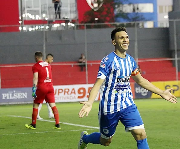 Uno de los goleadores históricos y aún en actividad, Pablo Zeballos, quien anotó ayer el segundo gol del 12 de Octubre ante Luqueño.