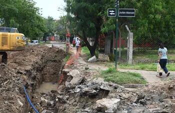 Las obras de desagüe pluvial de la avenida Molas López son un peligro para los vecinos que desean circular, puesto que ni siquiera hay una señalización debida.