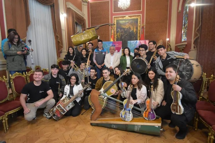 Integrantes de la Orquesta de Instrumentos Reciclados de Cateura durante su visita a la Alcaldía de La Paz, Bolivia. La agrupación se presentará hoy y mañana en el Teatro Municipal de la capital boliviana.