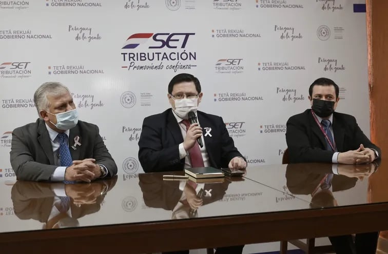 Juan Olmedo, director de Grandes Contribuyentes; Óscar Orué, viceministro de Tributación; y Pedro Monges, del departamento de investigación de la SET, durante la conferencia de prensa realizada ayer.