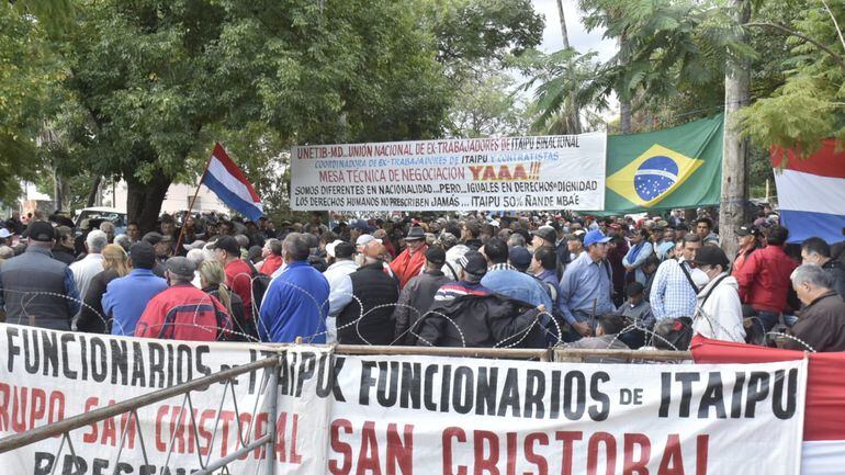 Un importante número de extrabajadores de Itaipú Binacional se reunió hoy en la Plaza de Armas