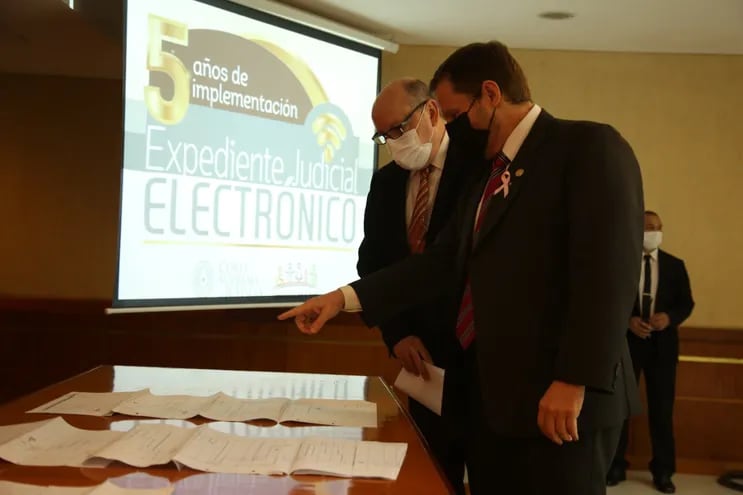 El presidente de la Corte Suprema, César Diesel, junto al ministro Alberto Martínez Simón observan expedientes judiciales en formato papel.