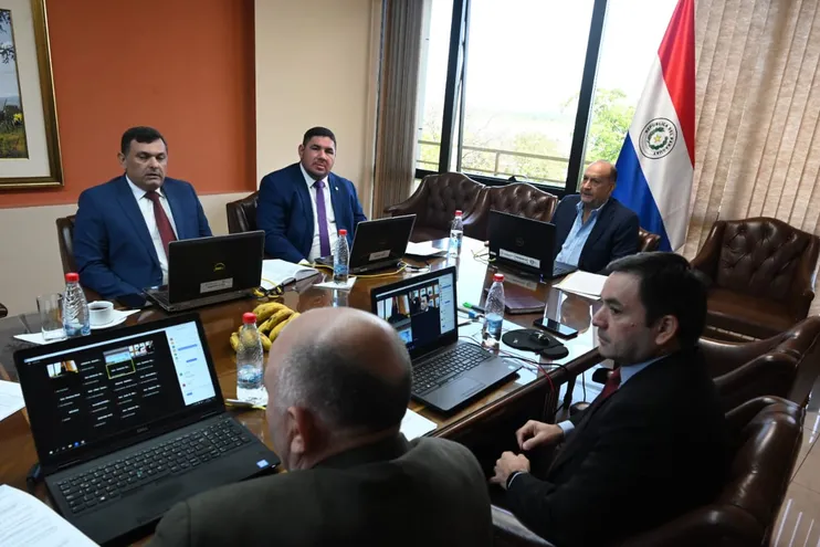 El exministro de Justicia, Édgar Olmedo y el actual encargado del ministerio, Daniel Benítez, mantuvieron hoy una reunión con los líderes de bancada del Senado.