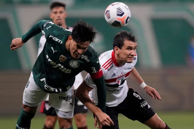 Gustavo Gómez disputa el balón con Pablo Teixeira de São Paulo, en la goleada del verdão. EFE