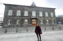 Hay 2 grados de temperatura en Islandia, comentó la senadora Celeste Amarilla.