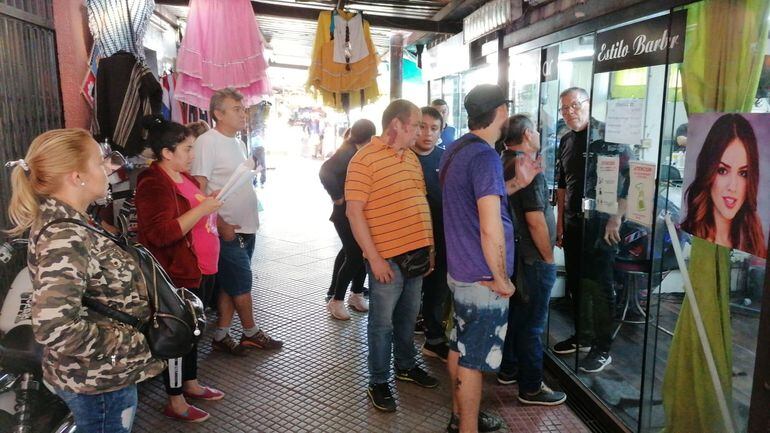 Los comerciantes de la avenida Pettirossi reclaman que el lugar les fue otorgado en el 2014 por la Itaipú Binacional, a cambio de abandonar temporalmente sus sitios originales en el edificio central municipal del mercado.