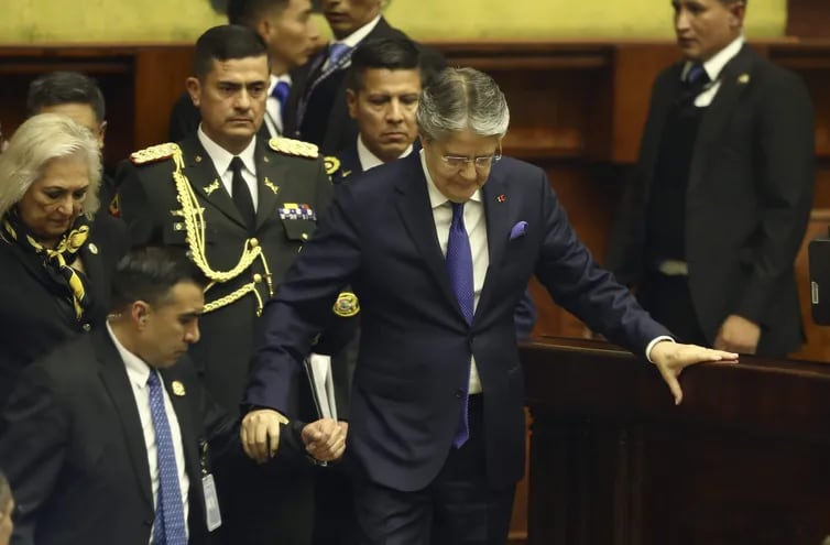 El presidente de Ecuador, Guillermo Lasso, llega para intervenir en el juicio político de censura en su contra hoy, en la sede de la Asamblea Nacional.