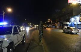 Militares y policías controlan el cumplimento de la restricción de circulación desde las 00:00 hasta las 05:00 en la zona de Eusebio Ayala y Madame Lynch.