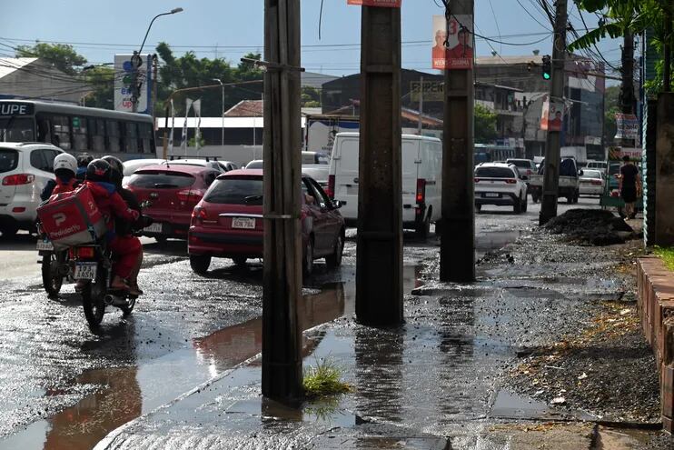 La avenida se llena de agua cuando llueve ante la falta de desagües. El MOPC no tiene plan de mejoras.