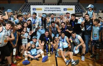 Los jugadores del Deportivo San José festejan el título de campeón del torneo Clausura 2023 de la Liga Nacional de Baloncesto.