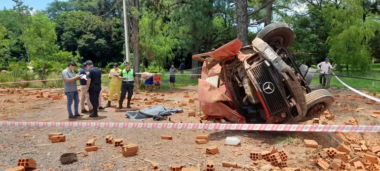Según testigos, el camión perdió los frenos y ante la imposibilidad de llegar a parar, terminó volcando.