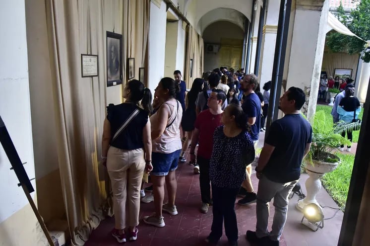 La gente observa la exposición de fotografías y cartas instalada en los corredores del Palacio Patri, en el marco de la "Noche de los Palacios".