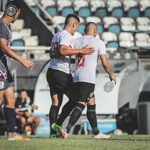Jorge Recalde (i) se abraza con Richard Ortiz (d) tras el gol decano.