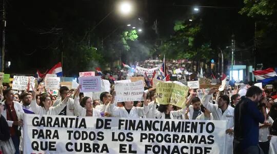 Estudiantes universitarios marchan sobre Mariscal López exigiendo derogación de la Ley Hambre Cero y garantizar programas eliminados con el Fonacide.