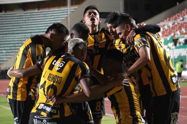 Jugadores de Strongest celebran un gol ante Santos hoy, durante un partido de la fase de grupos por la Copa Libertadores en el estadio Hernando Siles de La Paz (Bolivia).