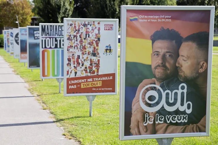 Carteles alusivos al referéndum sobre el matrimonio entre personas del mismo sexo cerca de la ciudad de Ginebra, Suiza.