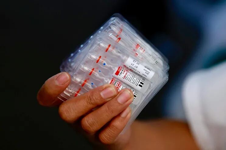 Una enfermera sostiene vacunas contra el covid-19 para su aplicación.