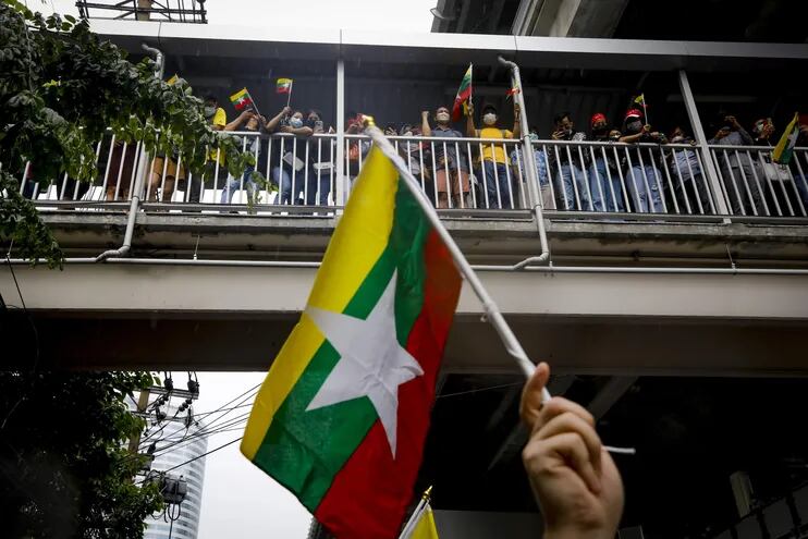 Manifestantes protestan frente a la embajada de Birmania en Bangkok, Tailandia.