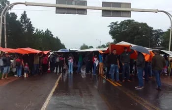 Ciudadanos bloquean el paso sobre la ruta PY08, en medio de la lluvia intensa este lunes.