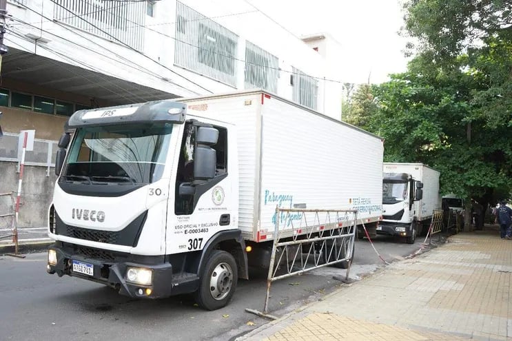 Dos camiones cargados de documentos del IPS fueron entregados ayer al Poder Judicial.