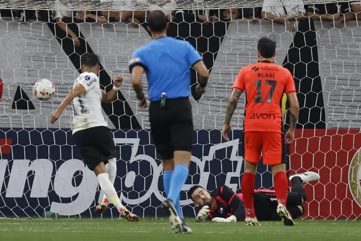 El paraguayo Ángel Romero (i), futbolista del Corinthians, define a gol en el partido ante Nacional por la fase de grupos de la Copa Sudamericana 2024 en el estadio Neo Química Arena, en São Paulo, Brasil.