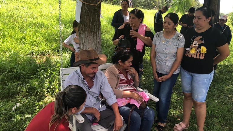 Familiares de Félix Urbieta apoyan a los padres de Edelio.