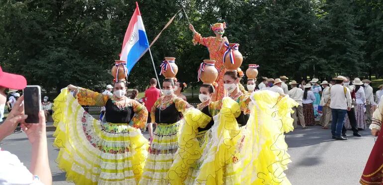 Integrantes del Ballet Folklórico Iberoamericano durante el desfile por las calles de Ufa, Rusia.