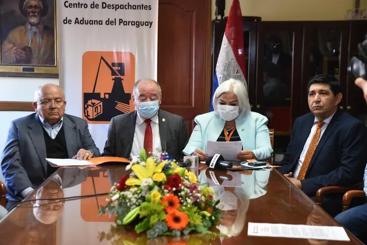 Darío Caballero Bracho, Alfredo Estigarribia, Marta Portillo y José Wilfrido Escobar, durante la conferencia de prensa del Centro de Despachantes de Aduana del Paraguay.