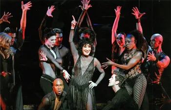 Chita Rivera (centro) durante su presentación en el musical "Chicago" en Broadway.