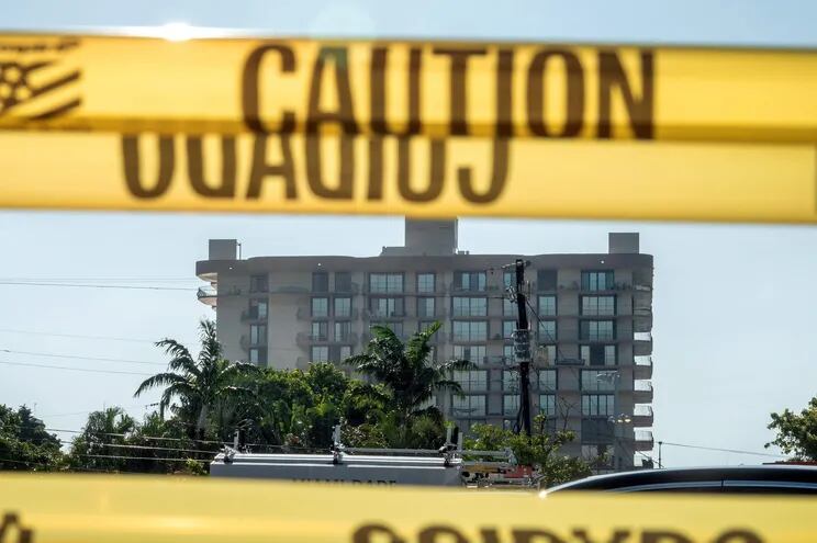 Vista del edificio residencial en Surfside (Miami-Dade) que sufrió un derrumbe el pasado 24 de junio. Las autoridades locales han decidido demoler con explosivos la parte que restante de este complejo residencial, acelerando el proceso a causa de la llegada de la tormenta tropical Elsa.