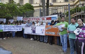 familiares-vecinos-y-amigos-de-claudia-martinez-se-manifestaron-ayer-frente-al-ministerio-de-salud--204440000000-1526077.jpg