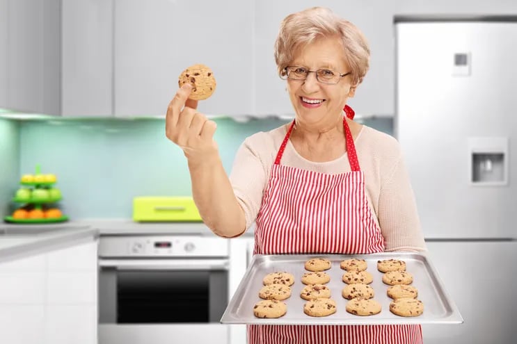 Abuela cocinando cookies.