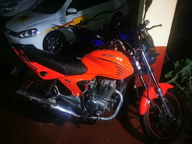 El robo de esta motocicleta terminó con una persecución, enfrentamiento y la aprehensión de un hombre.