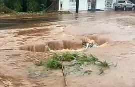 Una calle inundada en Limpio durante la mañana del miércoles, luego de las lluvias.