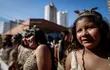 Indígenas se preparan para marchar ayer, cuando se celebra en América el Día de la Hispanidad, en la Plaza Uruguaya de Asunción (Paraguay).