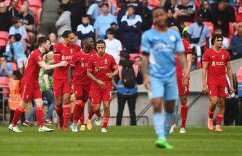 Los jugadores del Liverpool celebran uno de los tres goles contra el Manchester City en la semifinal de la FA Cup en Wembley, Londres.