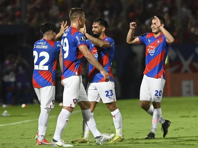 Los jugadores de Cerro Porteño festejan el tanto de Claudio Aquino (22) durante la revancha de la Fase 3 de la Copa Libertadores contra Fortaleza de Brasil en La Nueva Olla de Asunción, Paraguay.