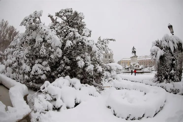Vista de la Plaza de Oriente de Madrid, cubierta de nieve, por la borrasca Filomena.