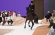 Carlota, hija de la princesa Carolina de Mónaco, es una embajadora de Chanel y experta en equitación irrumpió en la pasarela de alta costura haciendo el "catwalk" montada en un caballo.