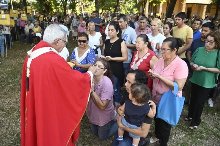 El cardenal Adalberto Martínez reparte la comunión a los fieles.